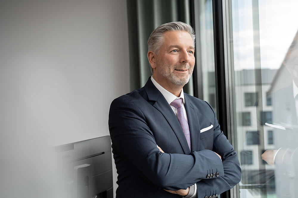 Thomas Gugau, der nachdenklich am Fenster lehnt